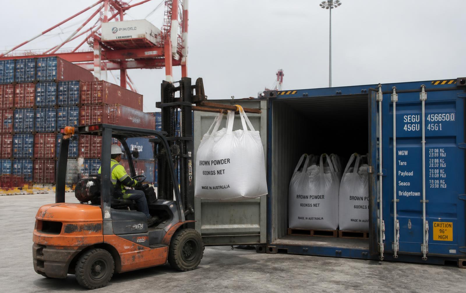600 kg bulk bags of SLS powder being loaded into a shipping container